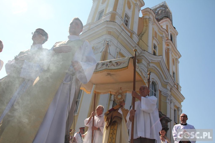 Procesja Bożego Ciała na ulicach Głogowa