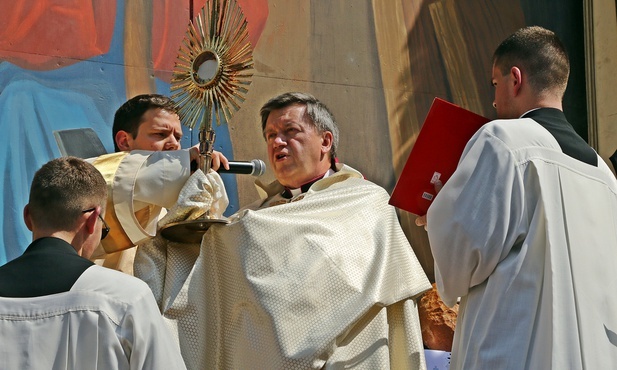 Abp Kupny: Nie ma naszej zgody na znieważanie Eucharystii