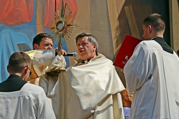 Abp Kupny: Nie ma naszej zgody na znieważanie Eucharystii