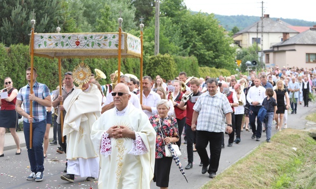 W procesji z Najświętszym Sakramentem przeszli ulicami Łodygowic.