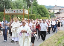 W procesji z Najświętszym Sakramentem przeszli ulicami Łodygowic.