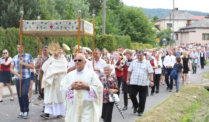 W procesji z Najświętszym Sakramentem przeszli ulicami Łodygowic.
