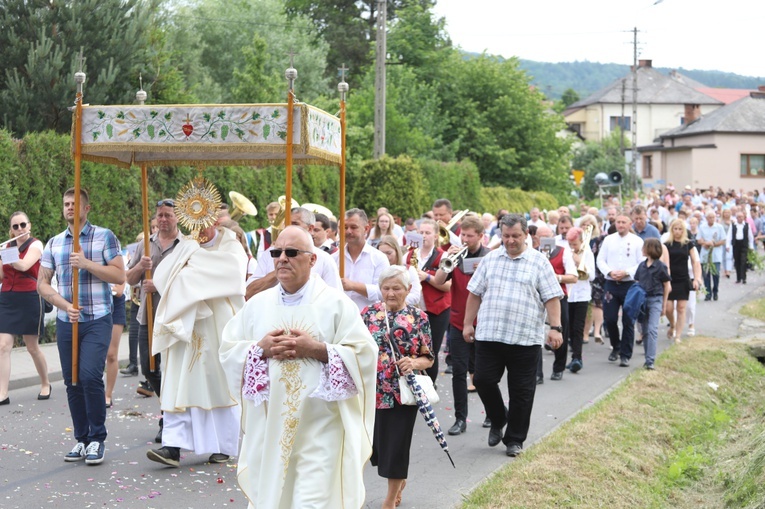 W procesji z Najświętszym Sakramentem przeszli ulicami Łodygowic.