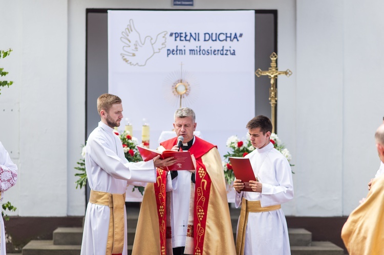 Modlitwa przy domu zbudowanym dla wystawienia Najświętszego Sakramentu podczas procesji Bozego Ciała.