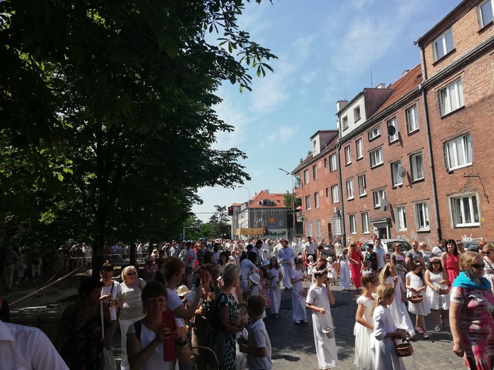 Procesja Bożego Ciała w parafii pw. św. Klemensa Dworzaka we Wrocławiu