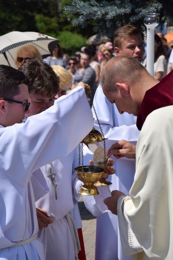 Procesja Bożego Ciała w parafii pw. św. Jana Apostoła we Wrocławiu-Zakrzowie