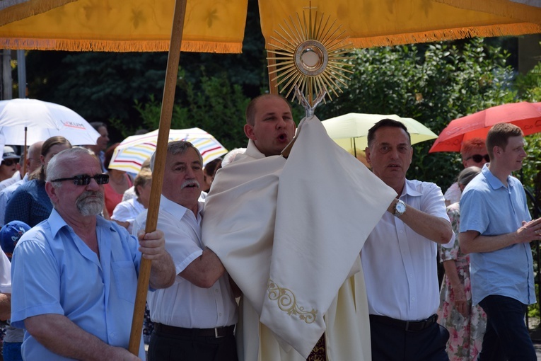 Procesja Bożego Ciała w parafii pw. św. Jana Apostoła we Wrocławiu-Zakrzowie
