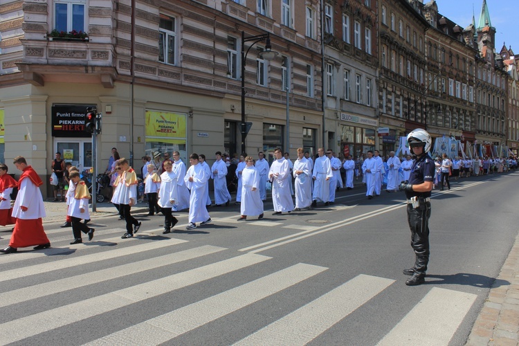 Miejska procesja eucharystyczna w Legnicy