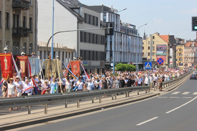 Miejska procesja eucharystyczna w Legnicy