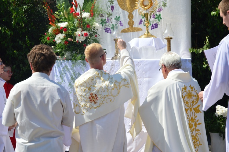 Procesja Bożego Ciała w parafii pw. NMP Bolesnej we Wrocławiu-Różance