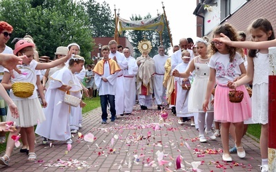 Bp Zadarko: Nigdy pasterz przeciw owcom, nigdy owce przeciw pasterzowi! Boże Ciało w Słupsku