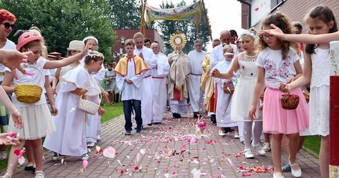 Bp Zadarko: Nigdy pasterz przeciw owcom, nigdy owce przeciw pasterzowi! Boże Ciało w Słupsku