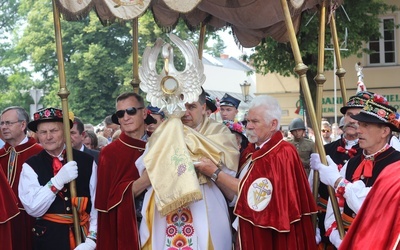 Kapłanów niosących Chrystusa wspomagali m.in. członkowie Konfraterni św. Wiktorii.