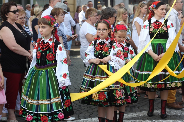 W procesji służył także dzieci.