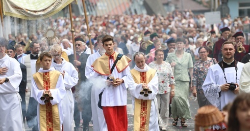 Procesja z Najświętszym Sakramentem przeszła z konkatedry do Żywca-Zabłocia.