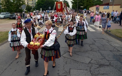 Stroje ludowe regionu opoczyńskiego sprawiają, że to jedna z najbardziej barwnych procesji Bożego Ciała w diecezji radomskiej i w całym kraju.