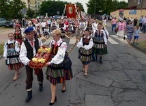 Stroje ludowe regionu opoczyńskiego sprawiają, że to jedna z najbardziej barwnych procesji Bożego Ciała w diecezji radomskiej i w całym kraju.