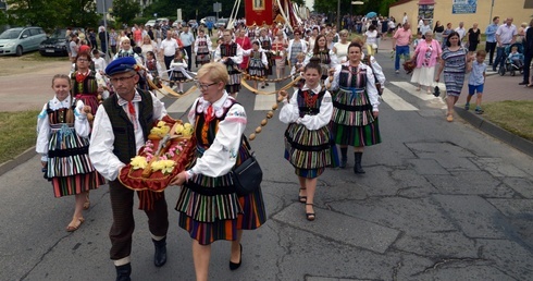 Stroje ludowe regionu opoczyńskiego sprawiają, że to jedna z najbardziej barwnych procesji Bożego Ciała w diecezji radomskiej i w całym kraju.