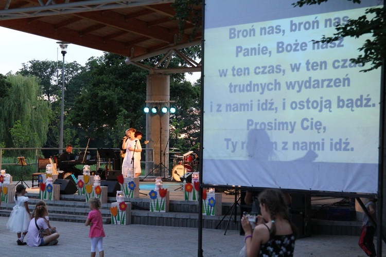 Koncert uwielbienia nad stawami w Oleśnicy