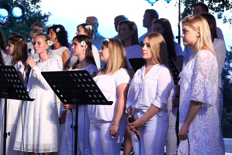 Koncert uwielbienia nad stawami w Oleśnicy