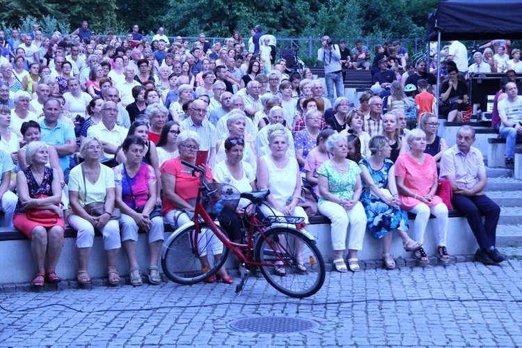 Koncert uwielbienia nad stawami w Oleśnicy