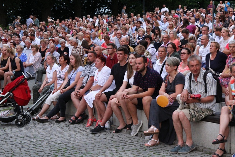 Koncert uwielbienia nad stawami w Oleśnicy