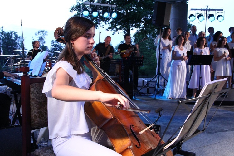 Koncert uwielbienia nad stawami w Oleśnicy