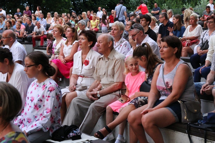 Koncert uwielbienia nad stawami w Oleśnicy