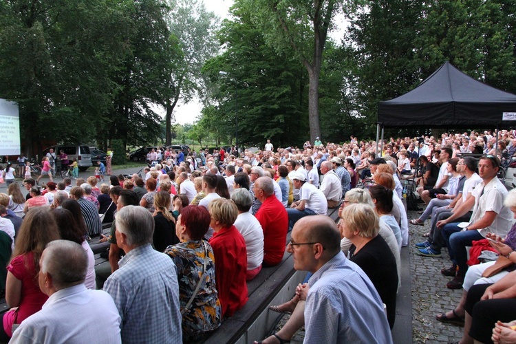 Koncert uwielbienia nad stawami w Oleśnicy