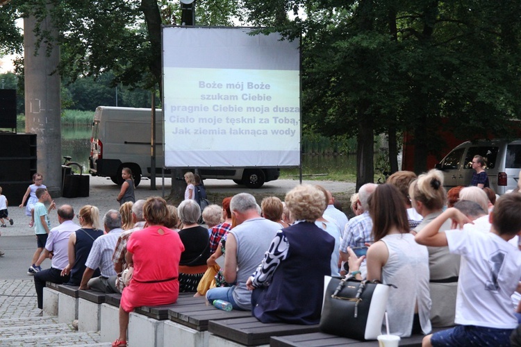 Koncert uwielbienia nad stawami w Oleśnicy