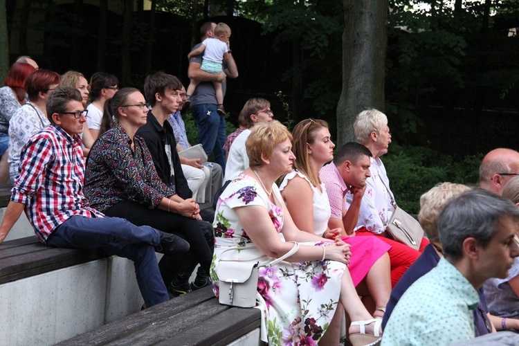 Koncert uwielbienia nad stawami w Oleśnicy