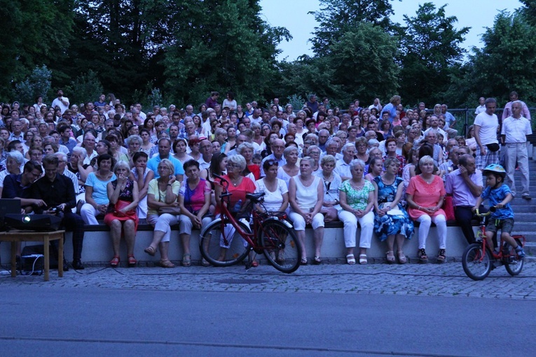 Koncert uwielbienia nad stawami w Oleśnicy