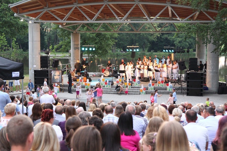 Koncert uwielbienia nad stawami w Oleśnicy
