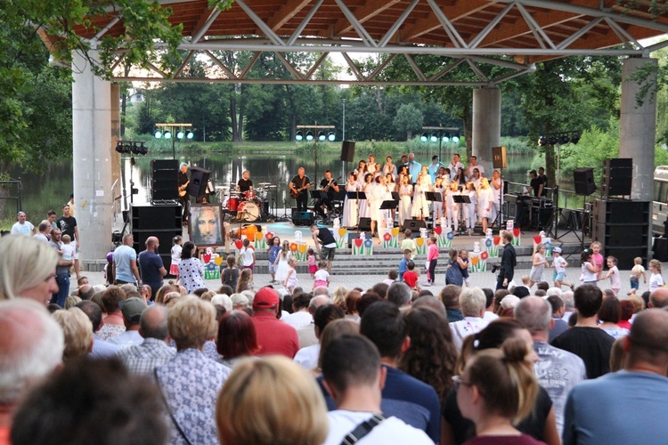 Koncert uwielbienia nad stawami w Oleśnicy