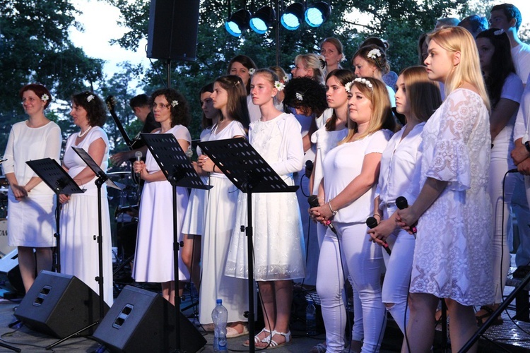 Koncert uwielbienia nad stawami w Oleśnicy