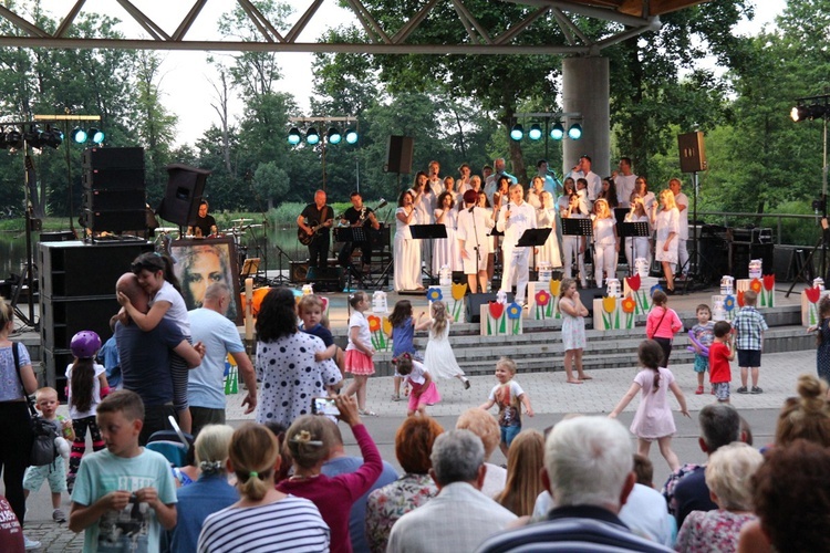 Koncert uwielbienia nad stawami w Oleśnicy