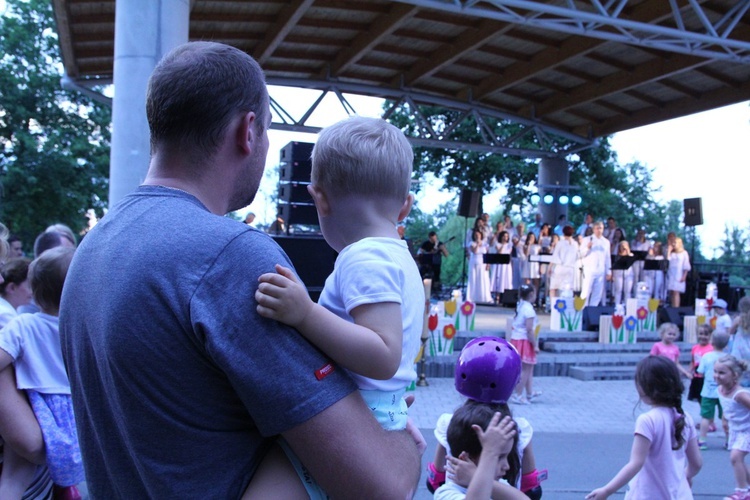 Koncert uwielbienia nad stawami w Oleśnicy