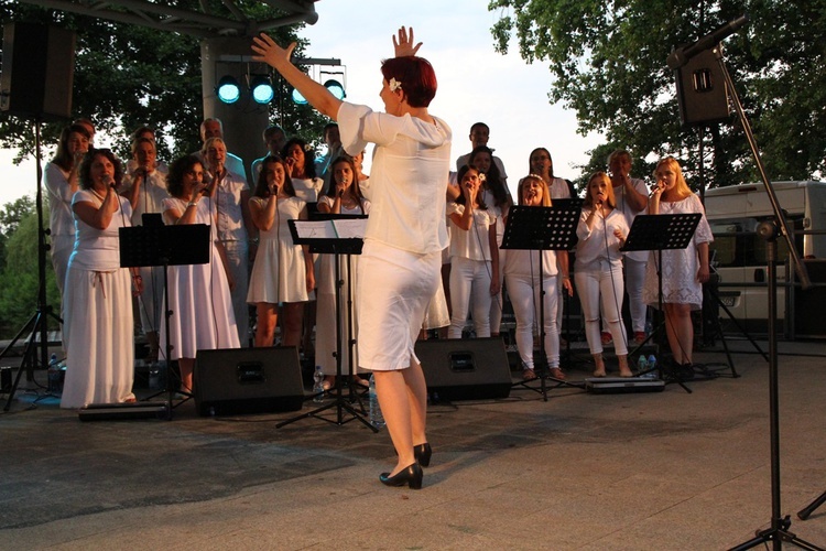 Koncert uwielbienia nad stawami w Oleśnicy