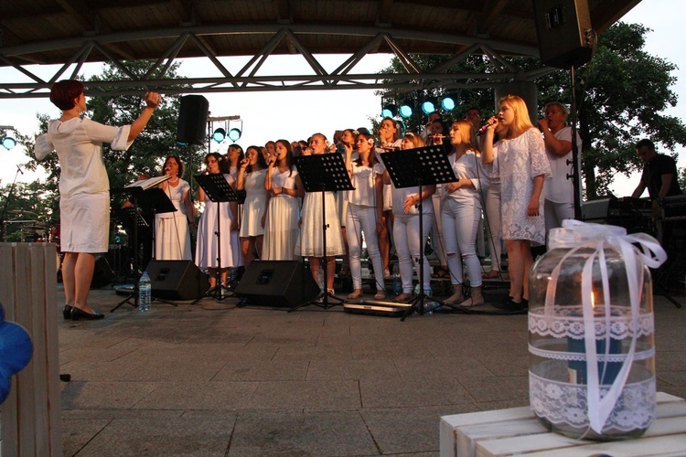 Koncert uwielbienia nad stawami w Oleśnicy