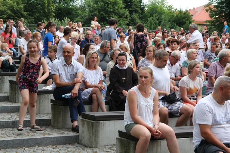 Koncert uwielbienia nad stawami w Oleśnicy