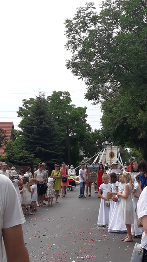 Procesja Bożego Ciała w parafii pw. Andrzeja Apostoła we Wrocławiu-Stabłowicach