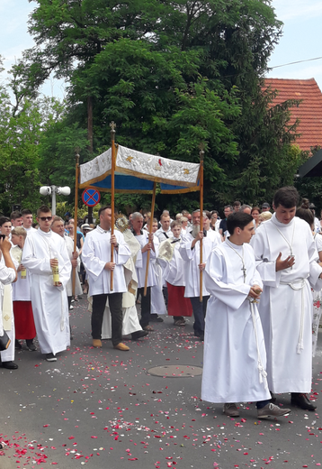 Procesja Bożego Ciała w parafii pw. Andrzeja Apostoła we Wrocławiu-Stabłowicach