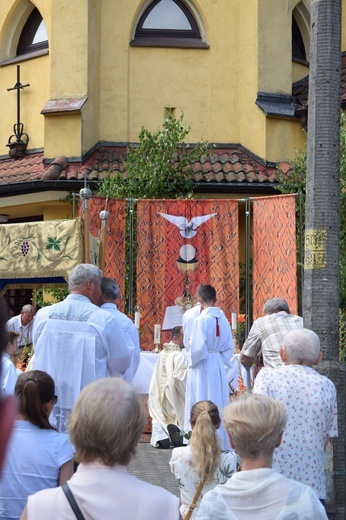 Procesja Bożego Ciała w parafii pw. św. Jadwigi Śląskiej we Wrocławiu-Leśnicy