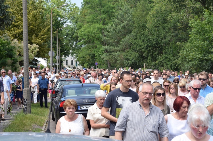 Procesja Bożego Ciała w parafii pw. św. Jadwigi Śląskiej we Wrocławiu-Leśnicy