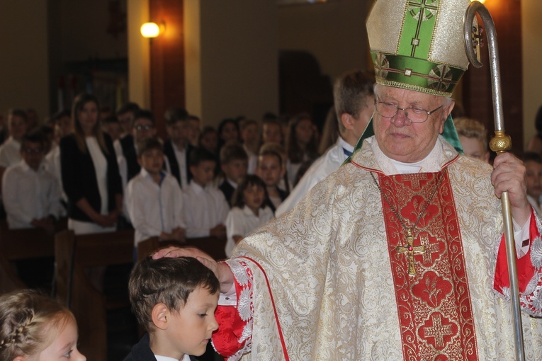 Eucharystię dla uczniów "Klasyka" odprawił bp senior Józef Zawitkowski