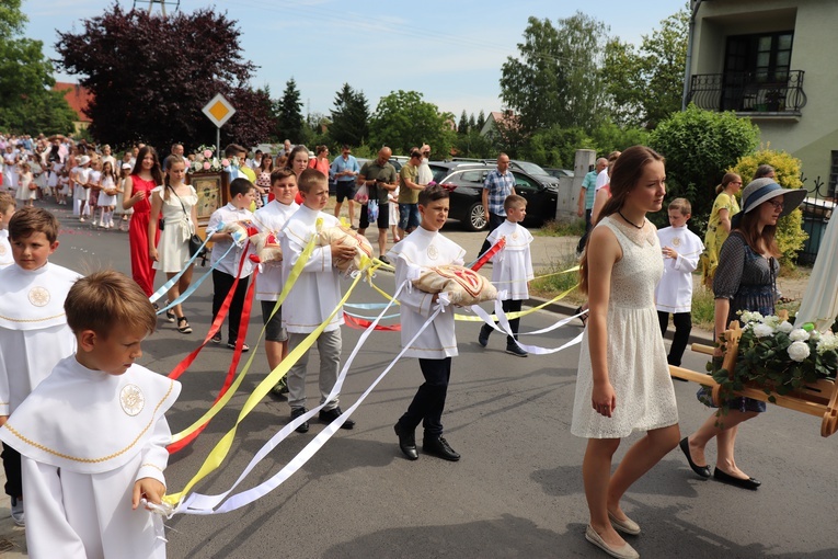 Procesja Bożego Ciała w parafii pw. Andrzeja Apostoła we Wrocławiu-Stabłowicach