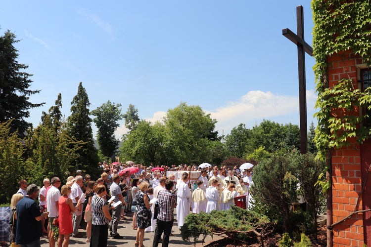 Procesja Bożego Ciała w parafii pw. Andrzeja Apostoła we Wrocławiu-Stabłowicach