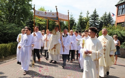 Procesja Bożego Ciała w parafii pw. Andrzeja Apostoła we Wrocławiu-Stabłowicach