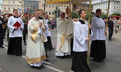 Ks. Andrzej Mojżeszko niósł Jezusa Eucharystycznego od drugiego ołtarza.