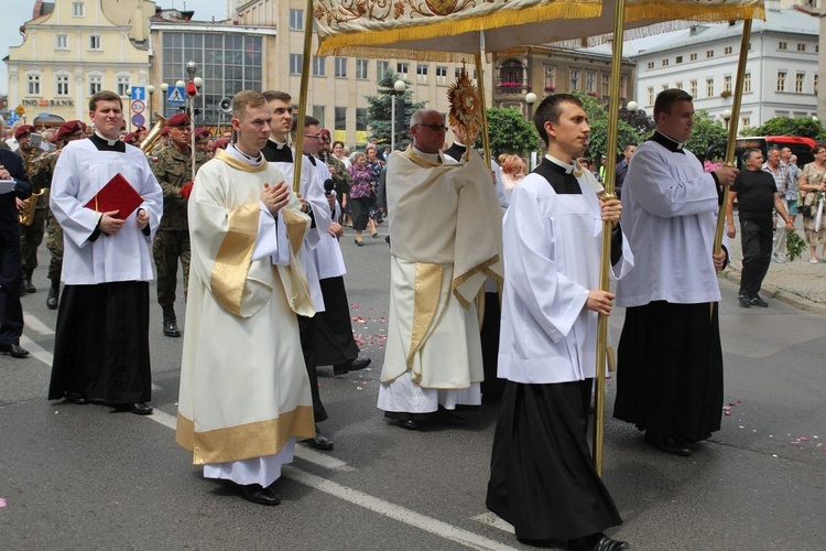 Ks. Andrzej Mojżeszko niósł Jezusa Eucharystycznego od drugiego ołtarza.